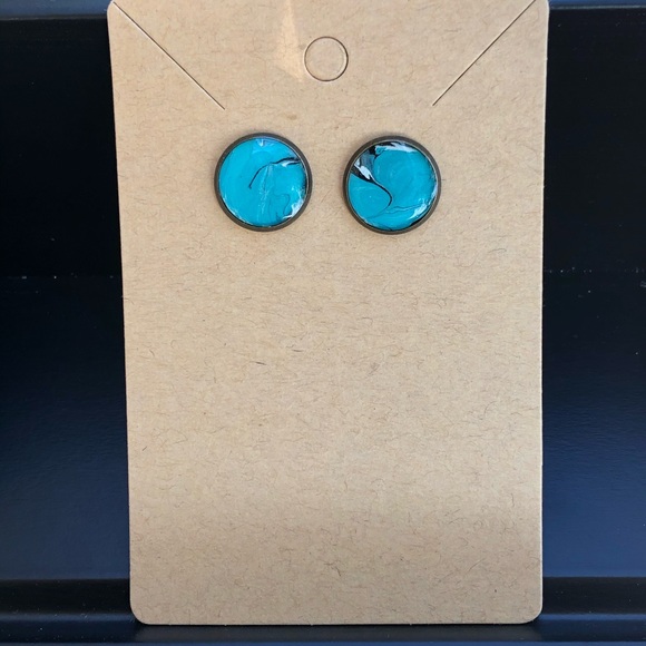 Handmade acrylic painted stud earrings - Picture 5 of 5